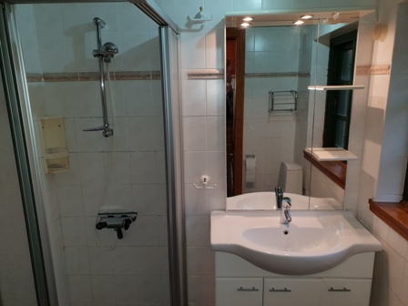 Badezimmer mit Waschmachine und Trockner