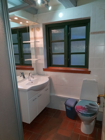 Badezimmer mit Waschmachine und Trockner