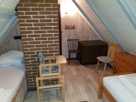 Zimmer oben mit 2 Einzelbetten. Hinter dem Schornstein ist ein Ekstrabett (nur 150 cm lang)