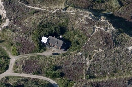 Luftaufnahme vor anbau vom die Wintergarten. Das Ferienhaus liegt eingebettet von gro�en D�nen