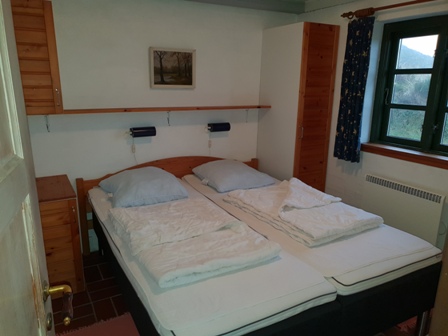 Schlafzimmer unten Doppelbett Gr�sse 160x200